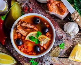 Солянка с колбасой и маслинами