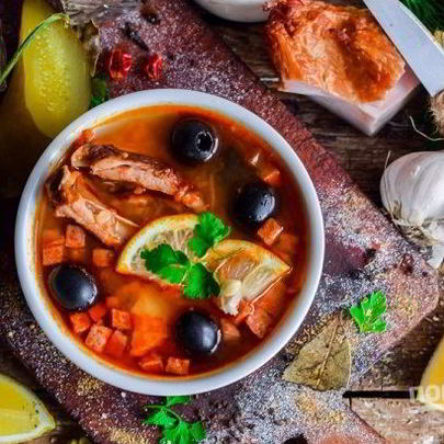 Солянка с колбасой и маслинами