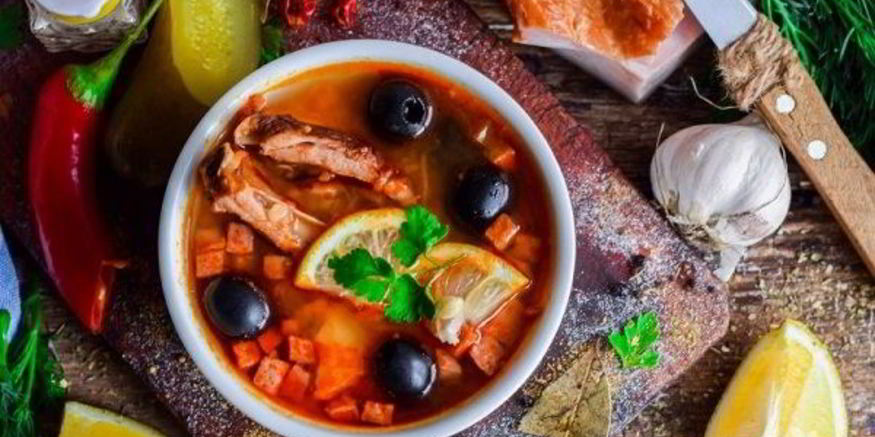 Рецепт солянки с колбасой и маслинами