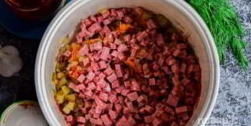 солянка с колбасой и маслинами