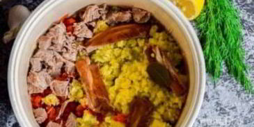 солянка с колбасой и маслинами