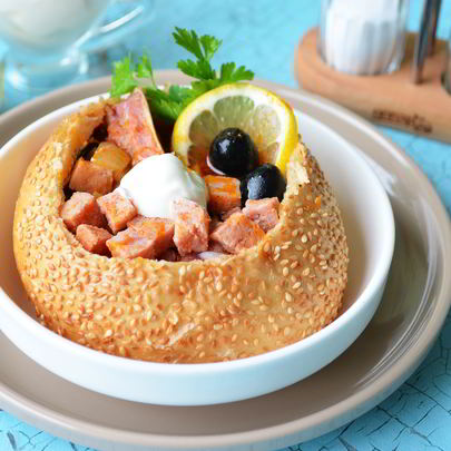 Солянка с копченостями в хлебе