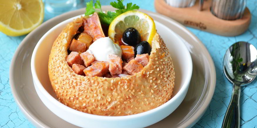 Рецепт солянки с копченостями в хлебе