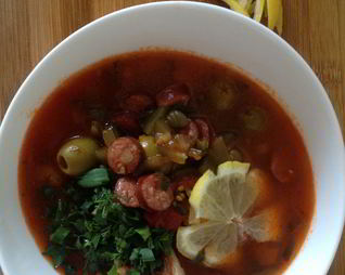 Солянка с копчеными ребрами и колбасками