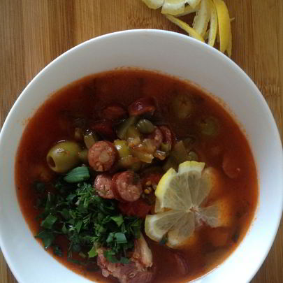 Солянка с копчеными ребрами и колбасками