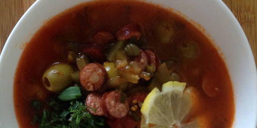 Рецепт солянки с копчеными ребрами и колбасками