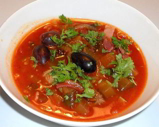 Солянка с курицей в мультиварке