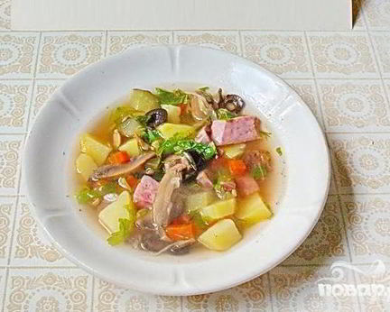 Солянка с ветчиной и грудинкой