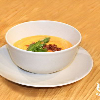 Суп из печеного перца с пудрой из бекона