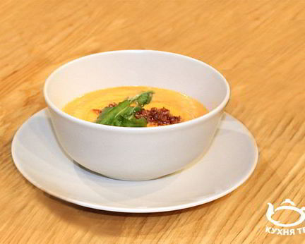 Суп из печеного перца с пудрой из бекона
