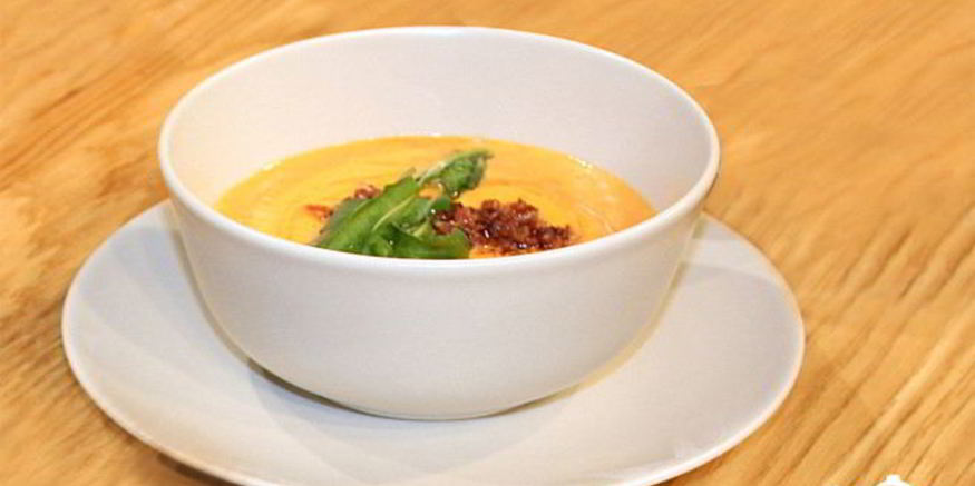 Рецепт супа из печеного перца с пудрой из бекона