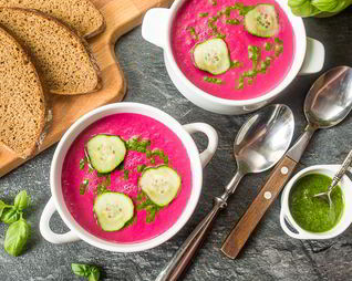 Холодный суп-пюре из свеклы с песто