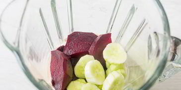 холодный суп-пюре из свеклы с песто