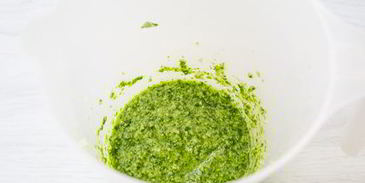 холодный суп-пюре из свеклы с песто