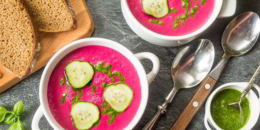 холодный суп-пюре из свеклы с песто