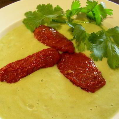 Суп-пюре из авокадо с кинзой и вялеными томатами