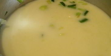 суп-пюре из авокадо с кинзой и вялеными томатами