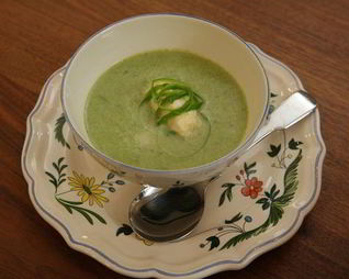 Суп-пюре из спаржи с клецками из феты