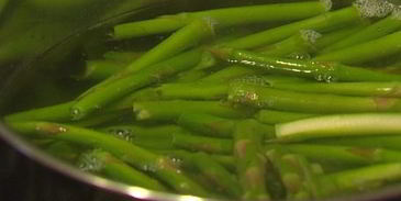 суп-пюре из спаржи с клецками из феты