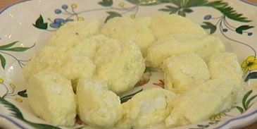 суп-пюре из спаржи с клецками из феты