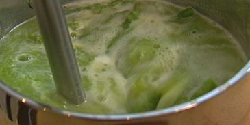 суп-пюре из спаржи с клецками из феты