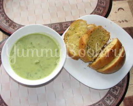 Суп-пюре из зеленого горошка и ароматный хлеб с травами