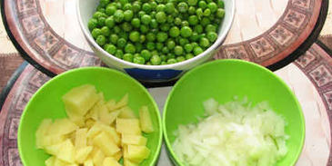 суп-пюре из зеленого горошка и ароматный хлеб с травами