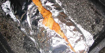 суп-пюре из зеленого горошка и ароматный хлеб с травами