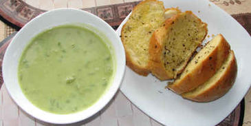 суп-пюре из зеленого горошка и ароматный хлеб с травами