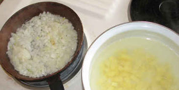 суп-пюре из зеленого горошка и ароматный хлеб с травами