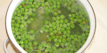 суп-пюре из зеленого горошка и ароматный хлеб с травами