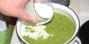 суп-пюре из зеленого горошка и ароматный хлеб с травами