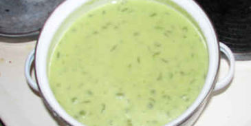 суп-пюре из зеленого горошка и ароматный хлеб с травами