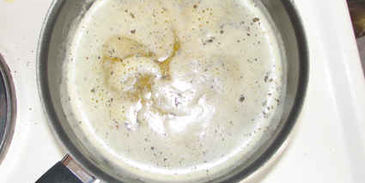 суп-пюре из зеленого горошка и ароматный хлеб с травами