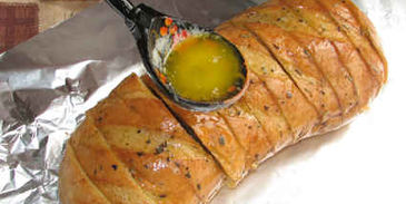 суп-пюре из зеленого горошка и ароматный хлеб с травами