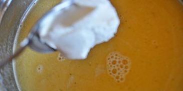 суп-пюре с красной рыбой, картофелем и укропом