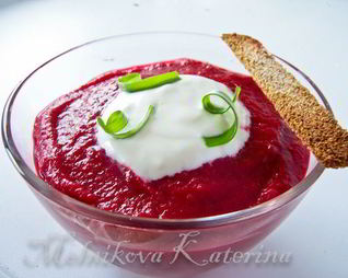 Свекольный суп-пюре со сметаной и крутонами