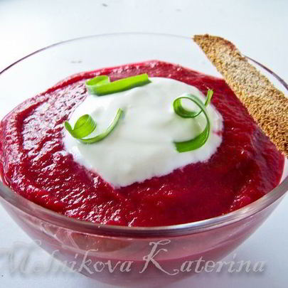 Свекольный суп-пюре со сметаной и крутонами