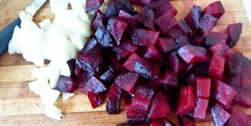 свекольный суп-пюре со сметаной и крутонами