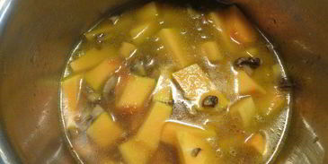 тыквенный суп-пюре с грибами и перцем чили