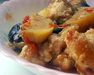 Суп-рагу с курицей, черносливом и яблоками