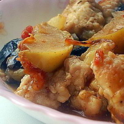 Суп-рагу с курицей, черносливом и яблоками