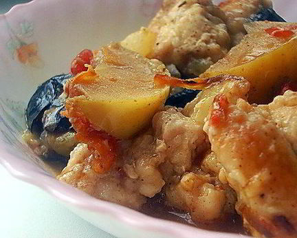 Суп-рагу с курицей, черносливом и яблоками