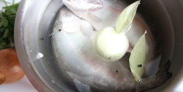 суп с форелью и помидорами-гриль