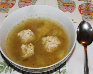 Суп с фрикадельками из индюшатины и соленым огурцом