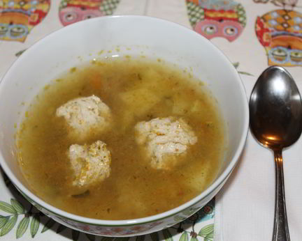 Суп с фрикадельками из индюшатины и соленым огурцом