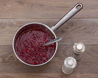 Горячий свекольник со сметаной