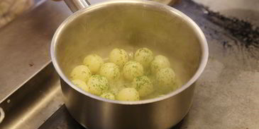 холодный свекольник со свежим огурцом и горячий картофель с укропом