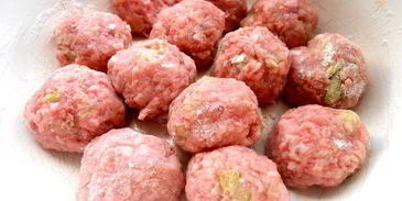 латвийский свекольник с фрикадельками