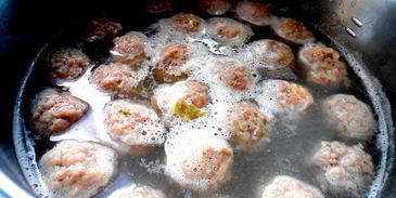 латвийский свекольник с фрикадельками